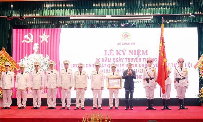 Thủ tướng Lê Minh Hưng trao Huân chương Hồ Chí Minh tặng lực lượng Cảnh sát Quản lý hành chính về trật tự xã hội. Ảnh: Phạm Kiên - TTXVN