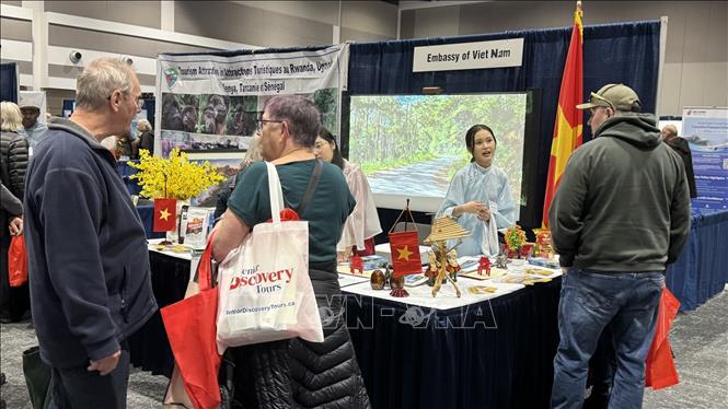 Đại diện kiều bào tại Canada (thứ 2 bên phải) tham gia cùng với Đại sứ quán Việt Nam tại Canada quảng bá hình ảnh đất nước tới du khách Canada./. Hà Linh