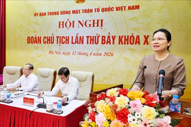 Đồng chí Hà Thị Nga, Ủy viên Trung ương Đảng, Phó Chủ tịch - Tổng Thư ký UBTW MTTQ Việt Nam trình bày Tờ trình của Ban Thường trực về việc bổ sung nhân sự tham gia UBTW, Đoàn Chủ tịch, Ban Thường trực và cử giữ các chức danh Phó Chủ tịch UBTW MTTQ Việt Nam khóa X. Ảnh: Minh Đức – TTXVN