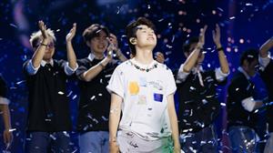 Buitruonglinh khóc vì hạnh phúc trong concert cá nhân