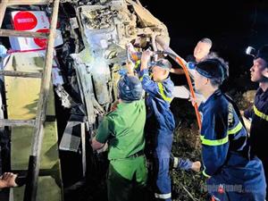 Tuyên Quang: Xe lao xuống vực sâu, tài xế bị mắc kẹt trong cabin biến dạng