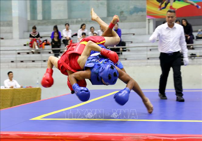 Trận đấu căng thẳng, hấp dẫn ở hạng cân 56kg nội dung tán thủ giữa hai VĐV của Đoàn Phú Thọ và Quảng Ngãi. Ảnh: Văn Đạt - TTXVN