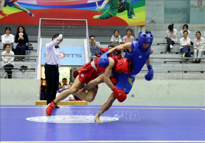 Trận đấu hấp dẫn ở hạng cân 56kg nội dung tán thủ giữa VĐV Nguyễn Văn Trường (Thành phố Hồ Chí Minh, giáp đỏ) và Vương Đức Anh (Quân đội, giáp xanh). Ảnh: Văn Đạt - TTXVN