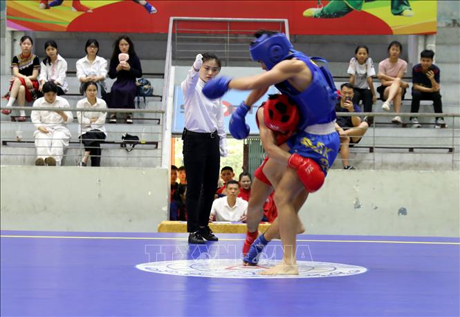 Trận đấu hấp dẫn ở hạng cân 56kg nội dung tán thủ giữa VĐV Nguyễn Văn Trường (Thành phố Hồ Chí Minh, giáp đỏ) và Vương Đức Anh (Quân đội, giáp xanh). Ảnh: Văn Đạt - TTXVN