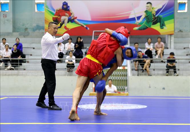 Trận đấu căng thẳng, hấp dẫn ở hạng cân 56kg nội dung tán thủ giữa hai VĐV của Đoàn Phú Thọ và Quảng Ngãi. Ảnh: Văn Đạt - TTXVN