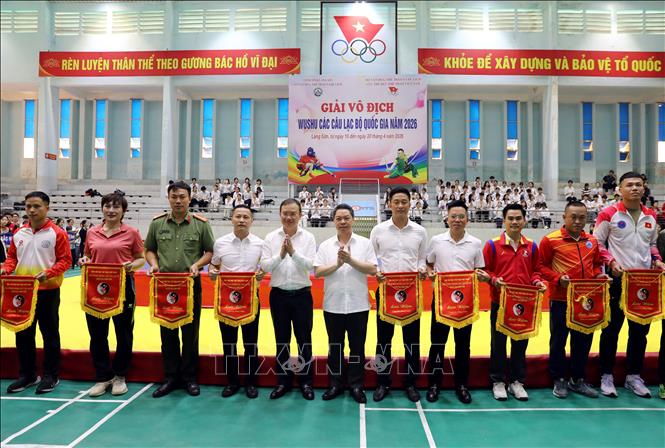 Ban Tổ chức trao cờ lưu niệm cho đại diện đoàn thể thao các tỉnh, thành, ngành tham dự giải. Ảnh: Văn Đạt - TTXVN