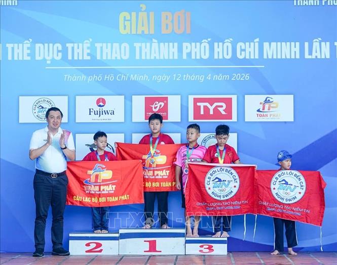 Ban Tổ chức giải trao huy chương cho các vận động viên đạt thành tích ở các nội dung thi đấu đầu tiên. Ảnh: Huyền Trang - TTXVN 