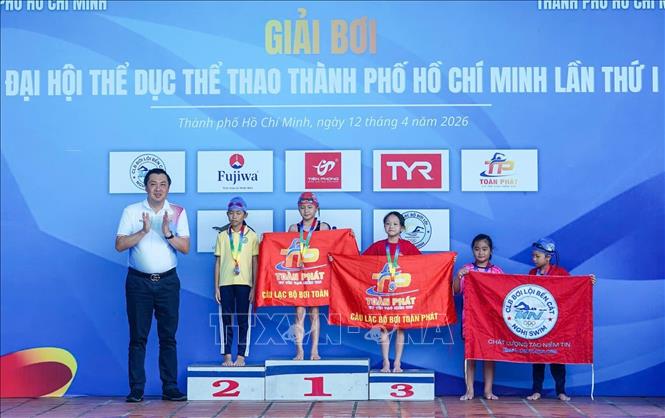 Ban Tổ chức giải trao huy chương cho các vận động viên đạt thành tích ở các nội dung thi đấu đầu tiên. Ảnh: Huyền Trang - TTXVN 