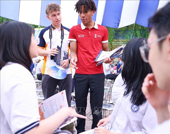 Ngày hội hôm nay là dịp để học sinh khối 12 giữ vững sự quyết tâm, bản lĩnh tự chủ và đưa ra những lựa chọn chính xác cho tương lai. Ảnh: Thanh Tùng - TTXVN 