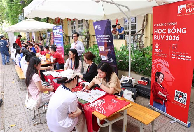 Trường Đại học Anh Quốc Việt Nam (BUV) tư vấn cho học sinh khối 12 lựa chọn ngành học phù hợp với khả năng, sở trường của học sinh. Ảnh: Thanh Tùng - TTXVN