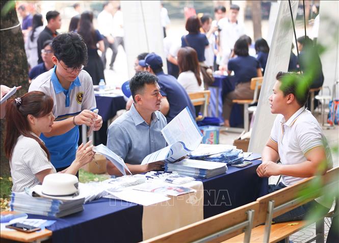 Sự tham gia của nhiều đơn vị Đại học và Trường đại học uy tín là cơ hội quý giá mà nhà trường và các đơn vị đối tác đã kết nối dành riêng cho học sinh khối 12 và phụ huynh. Ảnh: Thanh Tùng - TTXVN 
