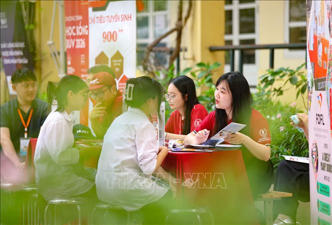 Học sinh khối 12 tìm hiểu chi tiết về đặc thù của ngành học, nội dung chương trình đào tạo, khả năng đáp ứng của môi trường đại học đối với lộ trình phát triển chuyên môn. Ảnh: Thanh Tùng - TTXVN