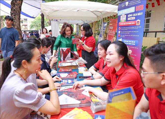 Phụ huynh học sinh khối 12 cùng tìm hiểu chi tiết về đặc thù của ngành học, nội dung chương trình đào tạo, khả năng đáp ứng của môi trường đại học đối với lộ trình phát triển chuyên môn. Ảnh: Thanh Tùng - TTXVN