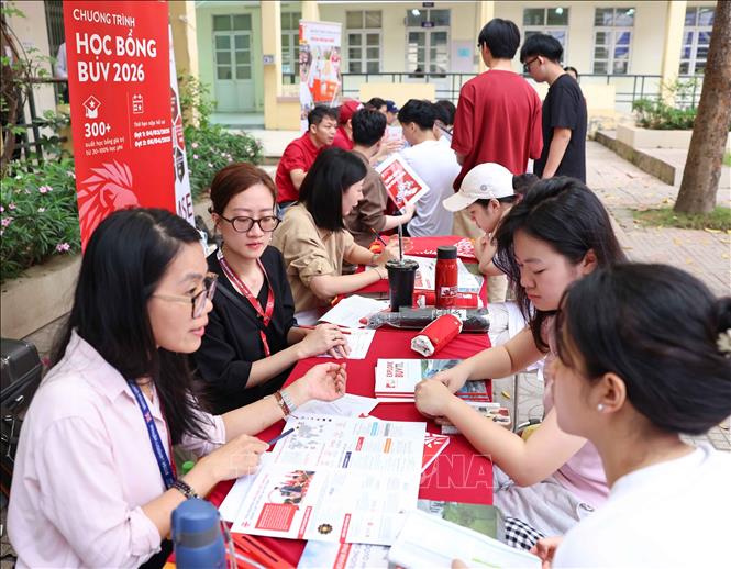 Sự tham gia của nhiều đơn vị Đại học và Trường đại học uy tín là cơ hội quý giá mà nhà trường và các đơn vị đối tác đã kết nối dành riêng cho học sinh khối 12 và phụ huynh. Ảnh: Thanh Tùng - TTXVN 