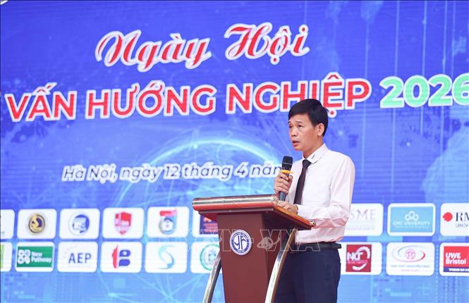 Trước thông tin tuyển sinh đa chiều của năm 2026, Hiệu trưởng Trường THPT Yên Hòa Lê Hồng Chung mong muốn phụ huynh, các đơn vị đối tác cùng nhà trường  đồng hành, luôn bên cạnh học sinh với vai trò của những “nhà cố vấn” chiến lược, là người bạn và là người chăm sóc, để đưa ra những lời khuyên khách quan, tôn trọng thế mạnh cốt lõi của từng học sinh. Ảnh: Thanh Tùng - TTXVN 