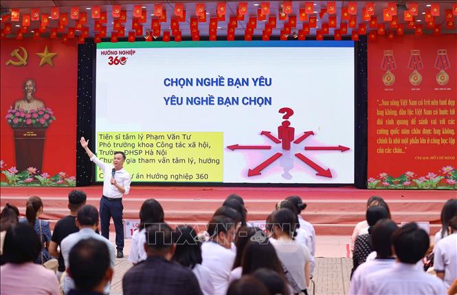 Thông qua sự tư vấn trực tiếp từ đại diện hơn 30 cơ sở giáo dục đại học uy tín, là cơ sở vững chắc để học sinh vận dụng hệ thống kiến thức và kỹ năng đã tích lũy trong 3 năm qua vào quyết định chọn trường và định hướng nghề nghiệp cho tương lai. Ảnh: Thanh Tùng - TTXVN 