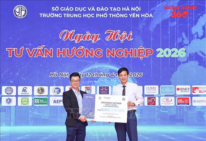 Đơn vị đối tác dành tặng học bổng giá trị cho học sinh nhà trường. Ảnh: Thanh Tùng - TTXVN