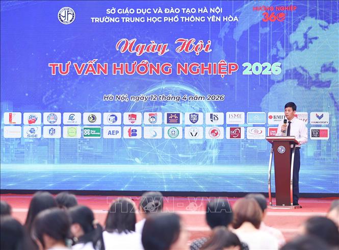 Trường THPT Yên Hòa đã xây dựng hệ thống tư vấn hướng nghiệp đồng bộ cho học sinh ngay từ những năm học đầu tiên và được triển khai bài bản theo một lộ trình xuyên suốt 3 năm học.  Ảnh: Thanh Tùng - TTXVN 