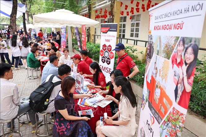 Sự tham gia của nhiều đơn vị Đại học và Trường đại học uy tín là cơ hội quý giá mà nhà trường và các đơn vị đối tác đã kết nối dành riêng cho học sinh khối 12. Ảnh: Thanh Tùng - TTXVN 