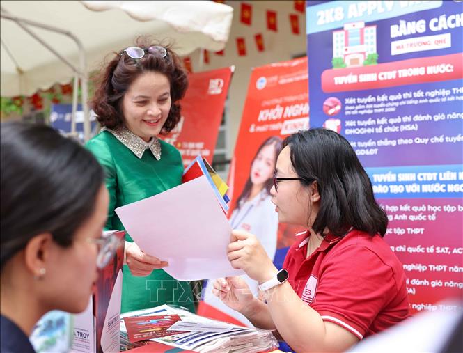 Phụ huynh học sinh khối 12 tìm hiểu về các trường đại học, chi tiết về đặc thù của ngành học, nội dung chương trình đào tạo,..trong ngày hội. Ảnh: Thanh Tùng - TTXVN