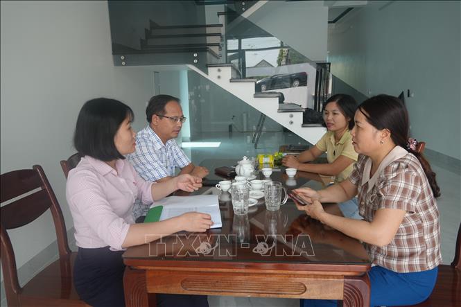Phòng giao dịch NHCSXH Thiệu Hóa phân công cán bộ trực tiếp hỗ trợ, tư vấn, giải đáp thắc mắc cho khách hàng; kịp thời xử lý các sự cố phát sinh trong quá trình sử dụng dịch vụ. Ảnh: Khiếu Tư-TTXVN 
