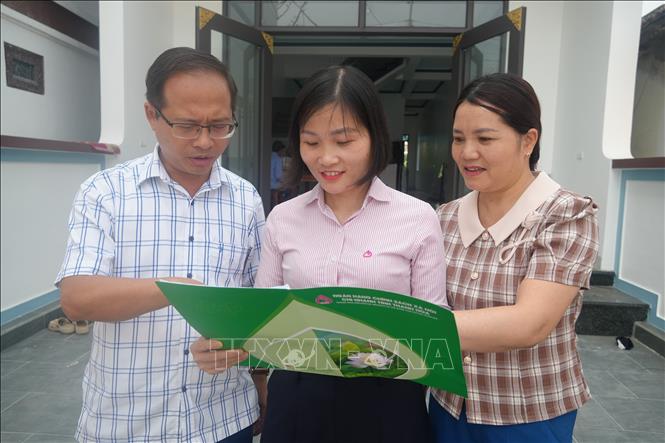 Tại Phòng giao dịch NHCSXH Thiệu Hóa, việc triển khai dịch vụ VBSP SmartBanking được thực hiện theo hướng linh hoạt, qua đó từng bước hình thành thói quen giao dịch không dùng tiền mặt trong dân cư. Ảnh: Khiếu Tư-TTXVN 