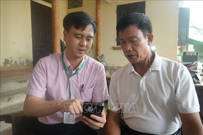 Được cán bộ Phòng giao dịch NHCSXH Yên Định cài đặt VBSP SmartBanking, tiền trợ cấp bệnh binh của ông Hoàng Văn Hoàng, thôn Hoạch thôn, xã Yên Định được chuyển thẳng vào tài khoản, ông không còn phải đến bưu điện nhận tiền như trước; đồng thời có thể chủ động theo dõi, quản lý nguồn tiền của mình.Ảnh: Khiếu Tư-TTXVN 
