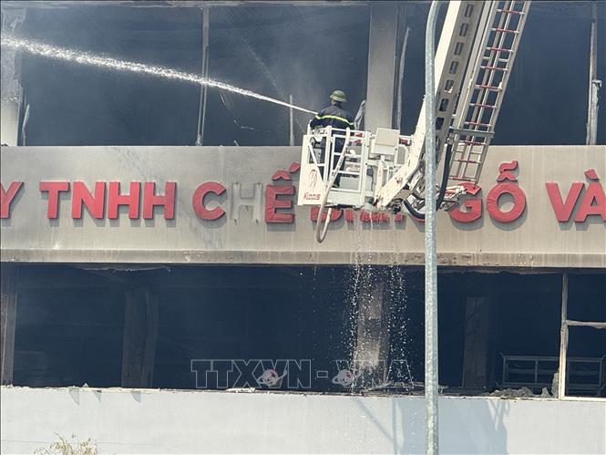 Cảnh sát dùng thang nâng để tiếp cận chữa cháy. Ảnh: Hoàng Ngà - TTXVN