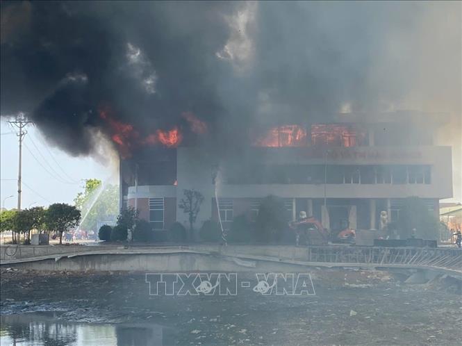 Ngọn lửa bắt đầu từ tầng 3 của Công ty TNHH Chế biến gỗ và thương mại Hào Quang (phường Thành Sen, Hà Tĩnh) và cháy lan sang các khu vực khác. Ảnh: Hoàng Ngà - TTXVN