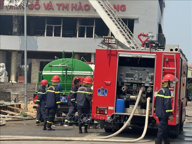 Công an tỉnh Hà Tĩnh huy động người và phương tiện khẩn trương tham gia chữa cháy. Ảnh: Hoàng Ngà - TTXVN