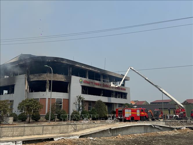 Đám cháy đang được ngăn chặn để không lây lan sang khu vực khác. Ảnh: Hoàng Ngà - TTXVN