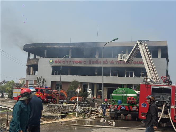 Phòng Cảnh sát PCCC&CNCH, Công an tỉnh Hà Tĩnh huy động nhiều xe chuyên dụng và tối đa lực lượng chữa cháy. Ảnh: Hoàng Ngà - TTXVN