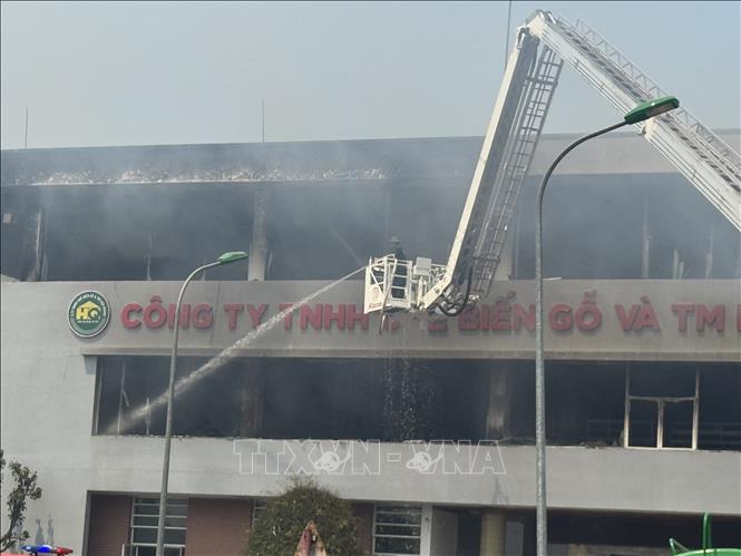Lực lượng phòng cháy Công an tỉnh Hà Tĩnh khẩn trương dập tắt đám cháy, không để lây lan khu vực khác. Ảnh: Hoàng Ngà - TTXVN