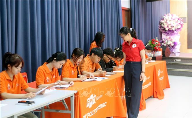 Sinh viên được làm bài kiểm tra đánh giá đầu vào và kiểm tra chất lượng cuối buổi học nhằm củng cố kiến thức, kỹ năng đã tiếp thu. Ảnh: Nguyễn Chinh - TTXVN