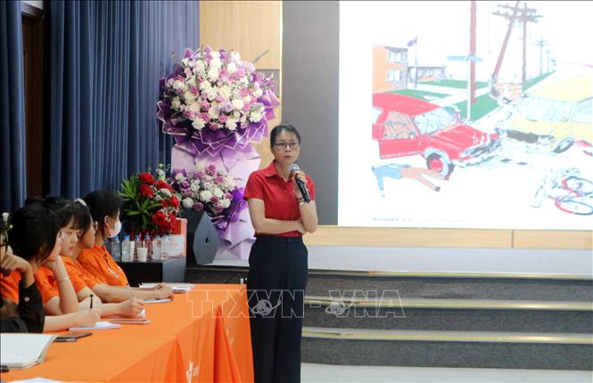 Cán bộ Hội Chữ thập đỏ tỉnh Ninh Bình truyền đạt nguyên tắc cơ bản trong sơ cáp cứu tai nạn thương tích. Ảnh: Nguyễn Chinh - TTXVN