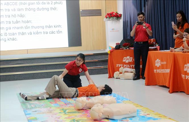 Cán bộ Hội Chữ thập đỏ tỉnh Ninh Bình truyền đạt kỹ năng sơ cấp cứu. Ảnh: Nguyễn Chinh - TTXVN