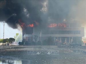 Kịp thời khống chế cháy lớn tại khu trưng bày của công ty chế biến gỗ