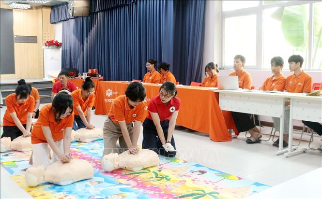 Việc trang bị kỹ năng sơ cấp cứu ban đầu cho giáo viên, học sinh có ý nghĩa thiết thực, giúp giảm thiểu rủi ro khi sự cố, tai nạn trong trường học. Ảnh: Nguyễn Chinh - TTXVN