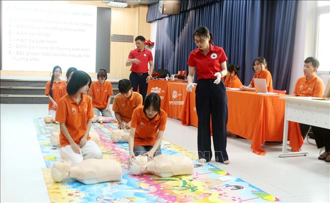 Cán bộ Hội Chữ thập đỏ tỉnh Ninh Bình hướng dẫn cách sơ cấp cứu. Ảnh: Nguyễn Chinh - TTXVN