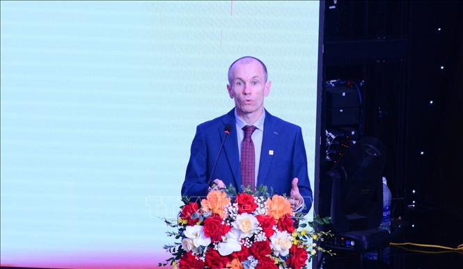 Diễn giả Andrew Davies, Giám đốc Ban phát thanh Hiệp hội Phát thanh Truyền hình Châu Á - Thái Bình Dương (ABU) chia sẻ về xu hướng tiêu dùng Podcast toàn cầu. Ảnh: Thanh Vân - TTXVN 