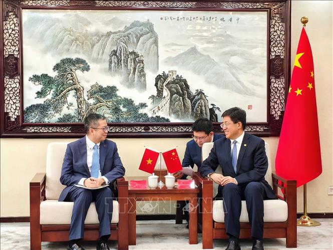 Đại sứ Việt Nam tại Trung Quốc Phạm Thanh Bình (trái) hội kiến Bí thư thứ nhất Trung ương Đoàn Thanh niên Cộng sản Trung Quốc A Đông. Ảnh: TTXVN phát