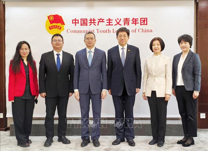 Đoàn đại biểu Đại sứ quán Việt Nam tại Trung Quốc và Trung ương Đoàn Thanh niên Cộng sản Trung Quốc chụp ảnh chung. Ảnh: TTXVN phát