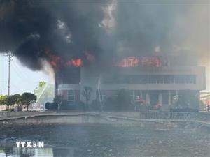 Hà Tĩnh: Cháy lớn tại khu trưng bày của công ty chế biến gỗ ở phường Thành Sen