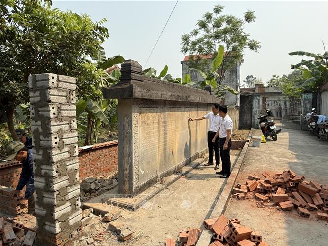 Hai tấm bia mang nhiều giá trị về lịch sử, văn hóa và nghệ thuật chạm khắc đá thời Lê Trung Hưng. Ảnh: Hoa Mai - TTXVN