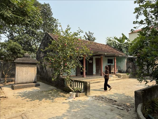 Bia “Lê tướng công sự nghiệp huân danh” nằm trong khuôn viên sân vườn của gia đình ông Dương Bá Hùng (thôn Thọ Long, xã Thọ Phú). Ảnh: Hoa Mai - TTXVN