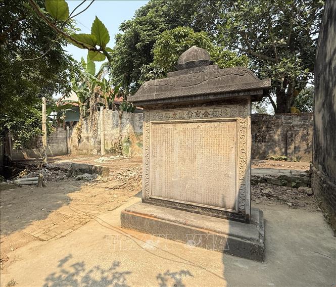 Tấm Bia “Lê tướng công sự nghiệp huân danh” cao khoảng hơn 2 m, rộng 1,95 m, gồm 3 phần là mũ bia, thân bia và đế bia, được chạm khắc tinh xảo, rõ nét dù đã trải qua biết bao thăng trầm, biến cố của thời gian. Ảnh: Hoa Mai - TTXVN