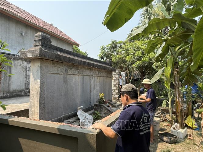 Xã Thọ Phú đã tổ chức tuyên truyền, vận động gia đình ông Dương Bá Hùng đồng thuận việc tháo dỡ phần tường rào xây dựng tiếp nối thân bia, tháo dỡ các công trình xuống cấp trong khuôn viên di tích cũng như xây dựng tường bao bảo vệ. Ảnh: Hoa Mai - TTXVN