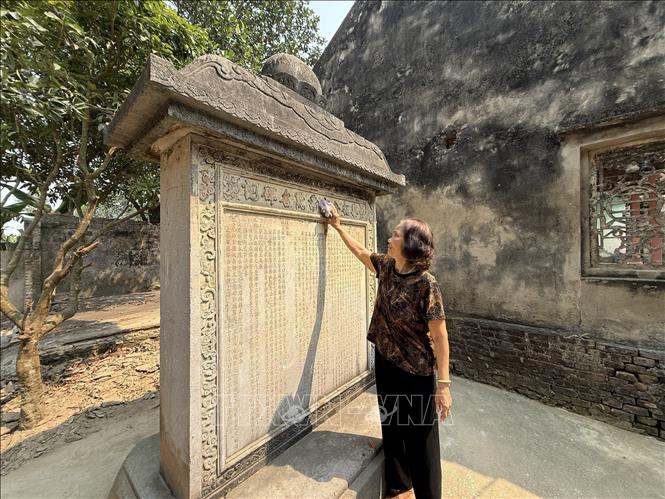 Bà Dương Thị Thoa (thôn Thọ Long, xã Thọ Phú) cho biết gia đình rất đồng thuận với việc nhà nước tu bổ, tôn tạo, bảo vệ khu di tích và sẵn sàng di dời khi địa phương bố trí được nơi ở mới. Ảnh: Hoa Mai - TTXVN