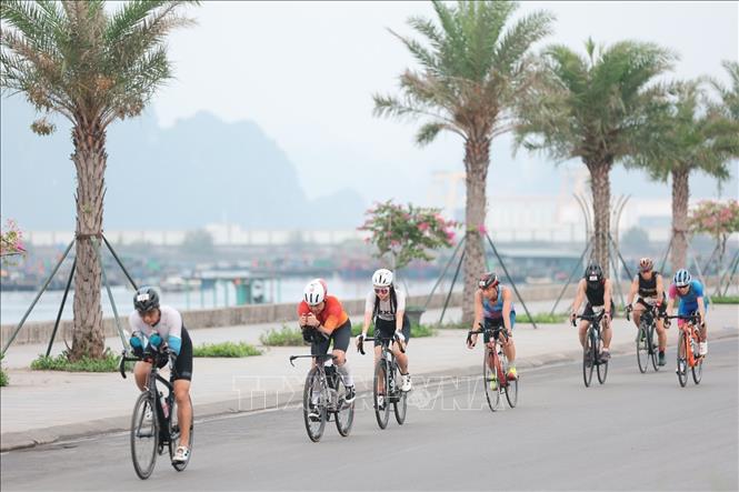 Các vận động viên tranh tài nội dung đạp xe tại giải ba môn phối hợp. Ảnh: Phạm Tuấn Anh - TTXVN