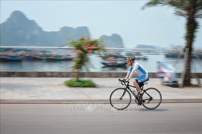 Vận động viên tăng tốc trong phần thi đạp xe cá nhân, thể hiện kỹ thuật và sức bền trên cung đường bằng phẳng. Ảnh: Phạm Tuấn Anh - TTXVN